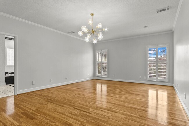 Building Photo - 10495 Royal Points Dr