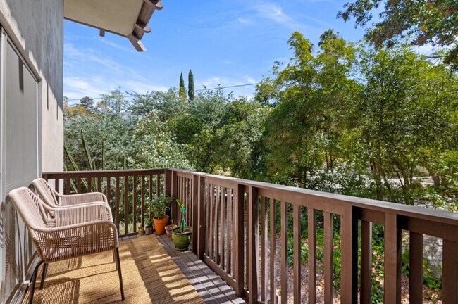 Building Photo - Desirable San Roque Condo