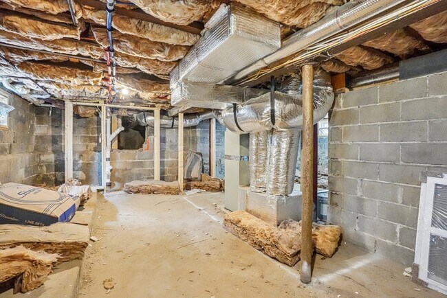 Building Photo - 559 Winthrop St