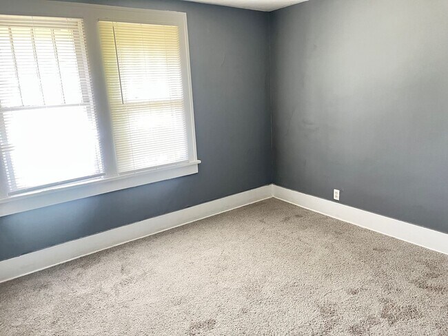Building Photo - Cozy 2 Bedroom 1 Bath Townehome