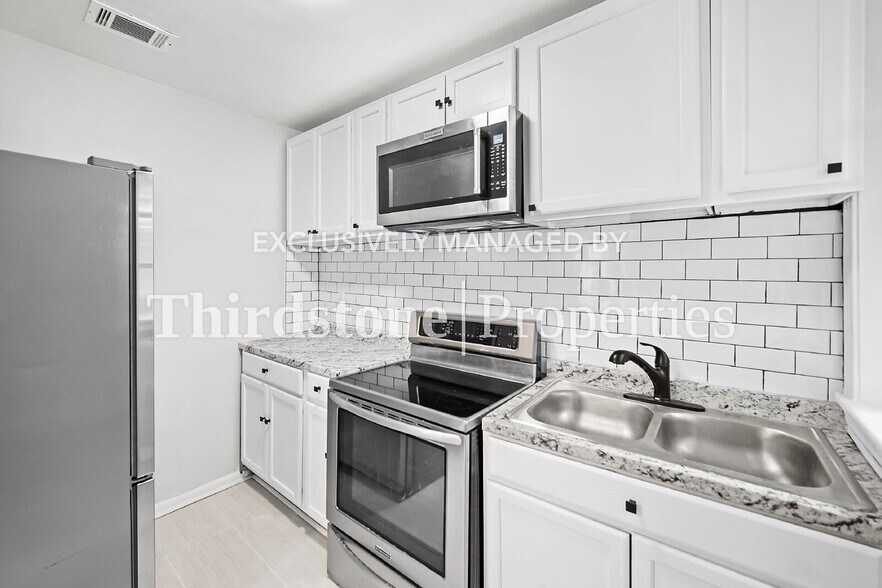 Building Photo - 3032 W 5th St