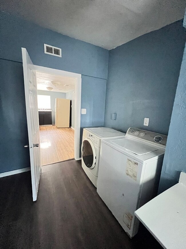 Building Photo - Two bedroom one bathroom located house on corner lot