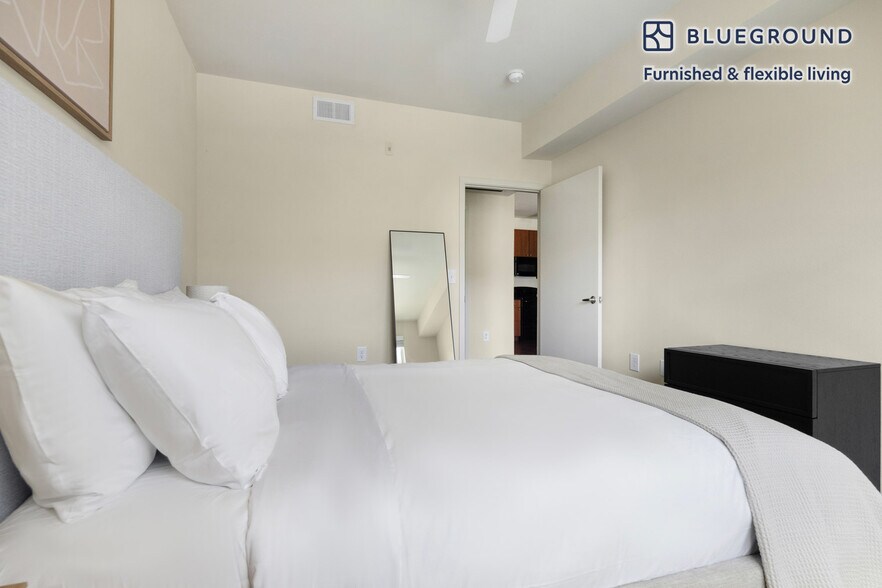 Building Photo - 3100 Esperanza Crossing