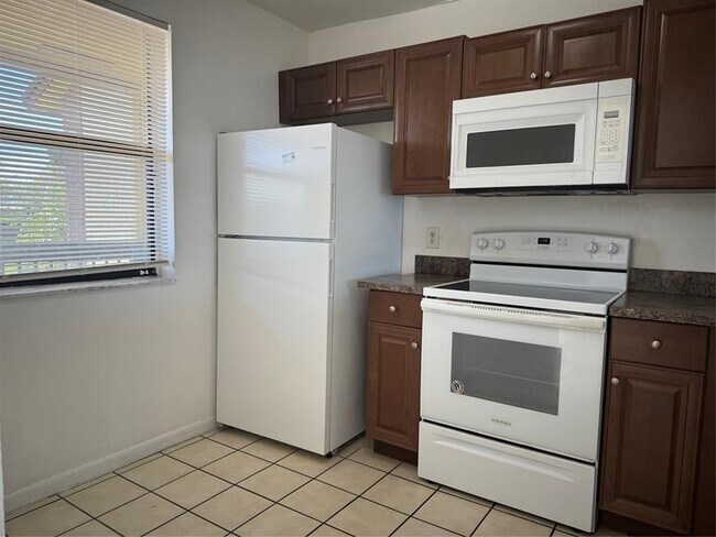 Building Photo - 10007 Winding Lake Rd