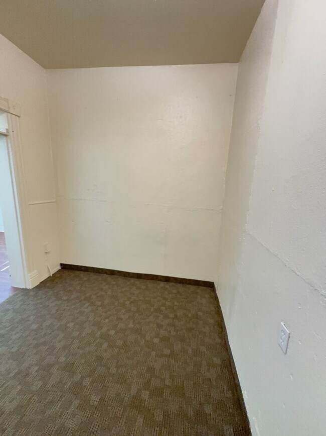 Building Photo - 604 13th Ave