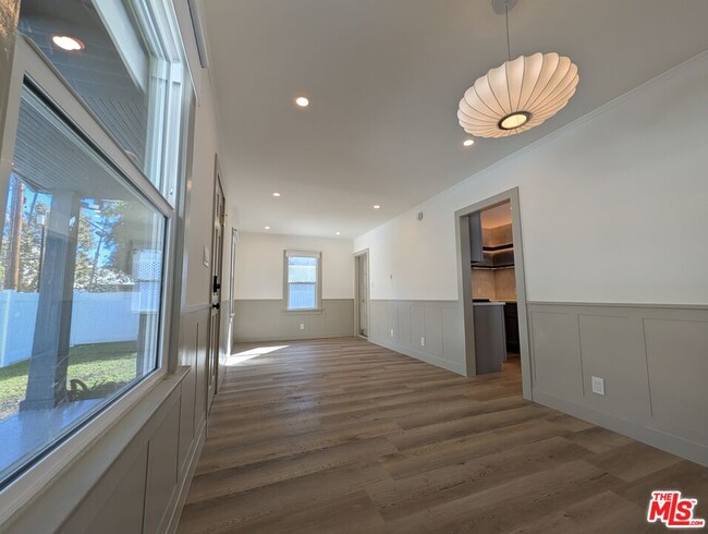 Building Photo - 1015 Granville Ave