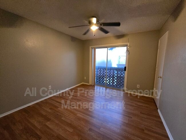 Building Photo - 2434 E Waltann Ln