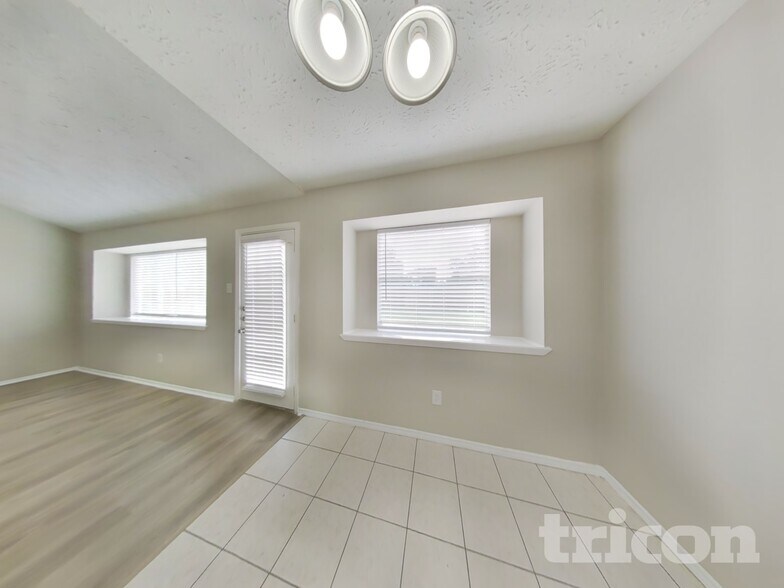 Building Photo - 2802 N Spring Dr