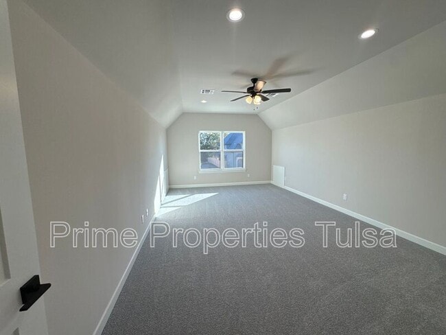 Building Photo - 1022 E Delmar Pl