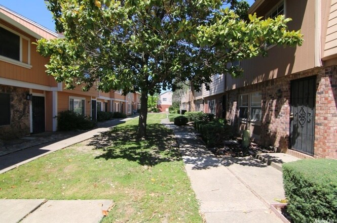 Building Photo - 4207 Brookfield Dr