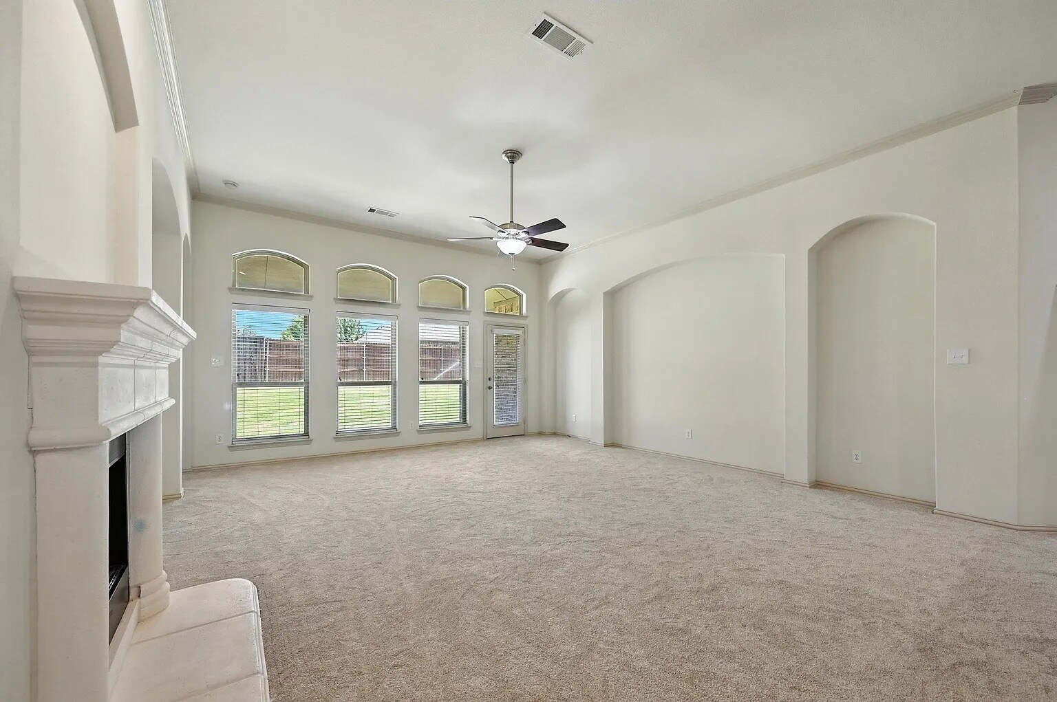 Building Photo - Room in House on Smoke Tree Dr