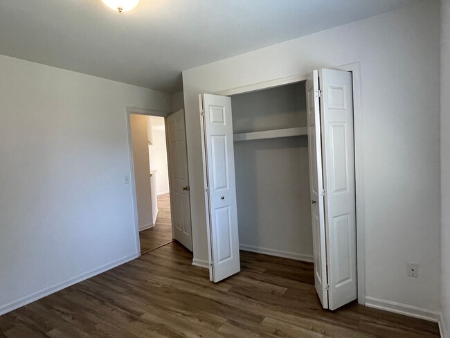 Building Photo - 2-Bedroom Duplex with full basement, 1-Car...