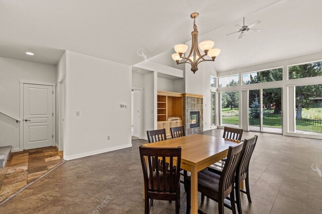 Building Photo - Eagle Crest Townhome Steps to Lakeside Cen...