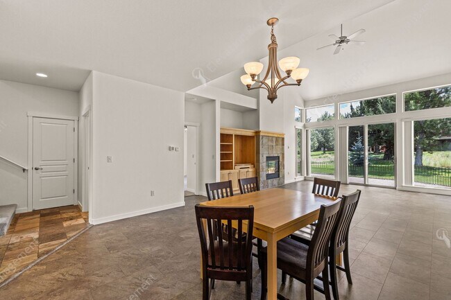 Building Photo - Eagle Crest Townhome Steps to Lakeside Center & Trails