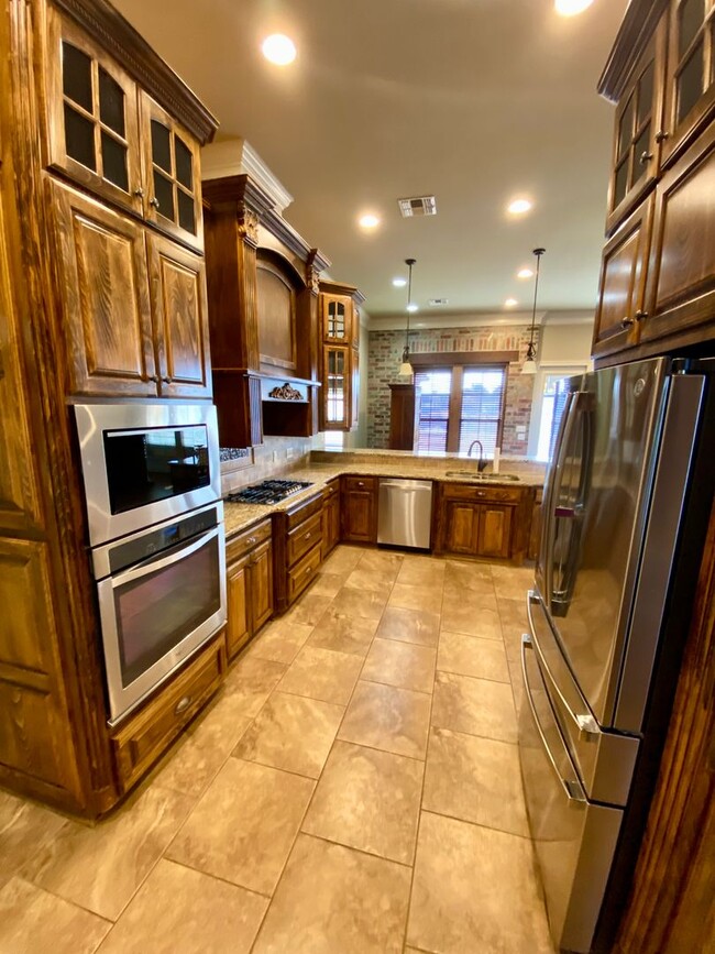 Building Photo - ** AVAILABLE JUNE 1ST ** STUNNING 4/3.5 IN...