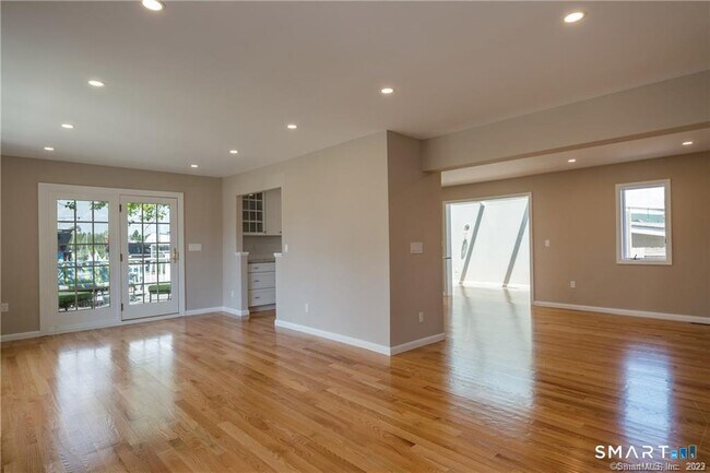 Building Photo - 6 Leeway Dr