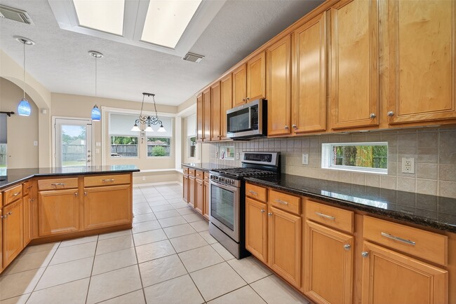 Building Photo - 2203 Lakewind Ln