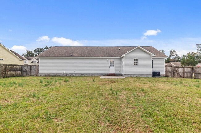 Building Photo - 3 Bedroom 2 Bathroom Home