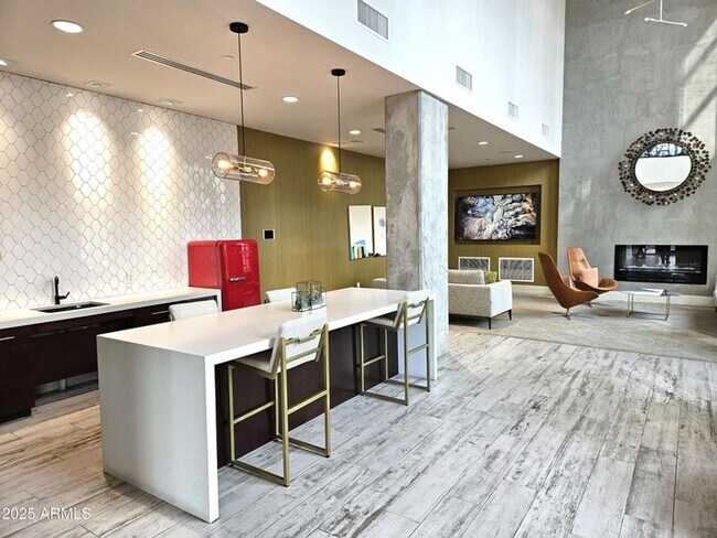 Building Photo - Resort Living in Midtown!!  Pool, Dog walk...