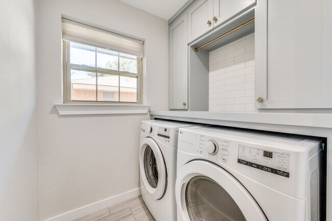 Building Photo - Extraordinary Irving Home on Quiet cul-de-sac!