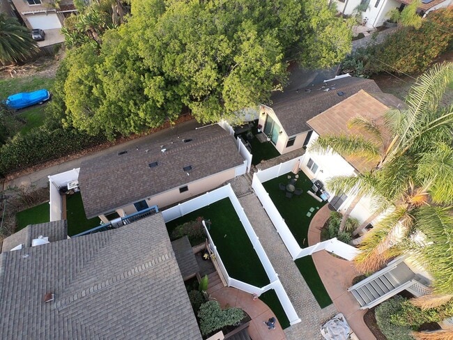 Building Photo - Charming 1 bed/1 bath Detached Guest House...
