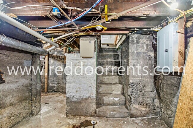 Building Photo - 2028 Hoyt Ave