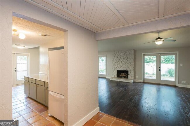 Building Photo - 1135 Worthington Hills Dr