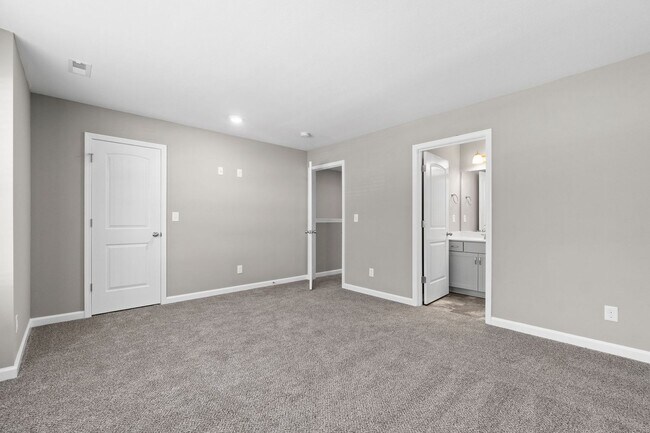 Building Photo - Two Bedroom with Garage on Exit 11!