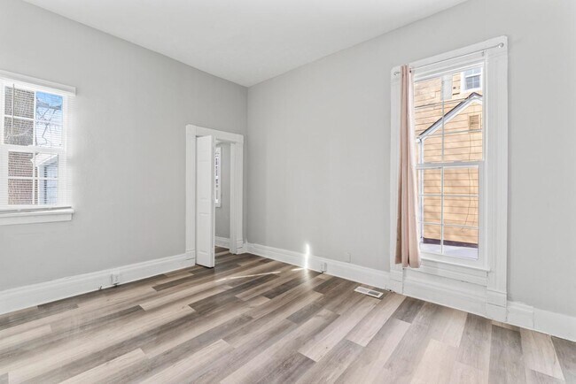 Building Photo - 111 S Vine St