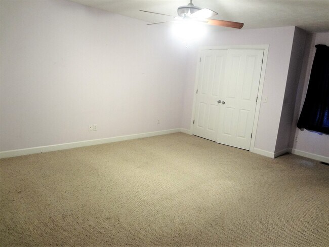 Building Photo - Spacious Detached Home in Great Location a...