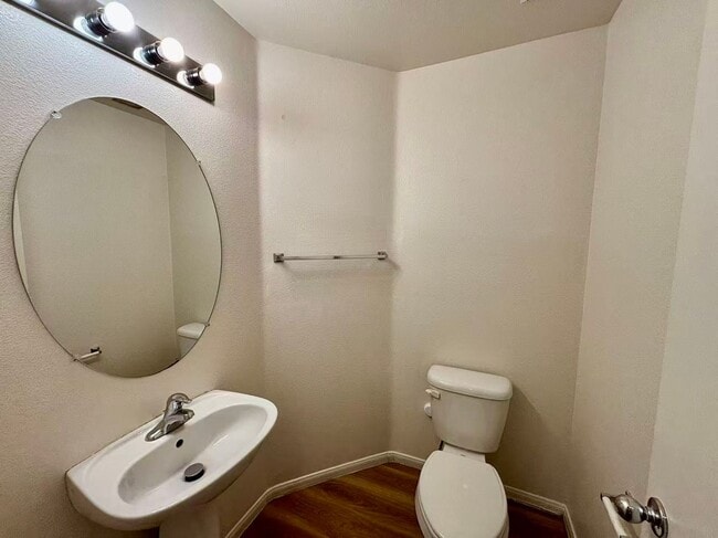 Building Photo - Nice two-story single-family house