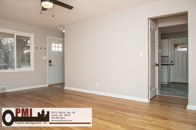 Building Photo - 820 S 38th St