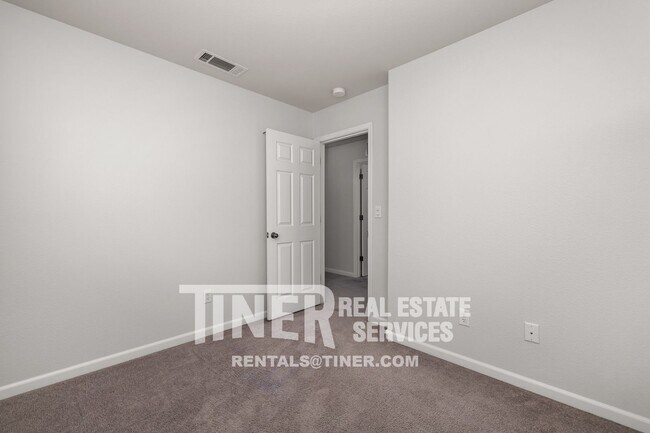 Building Photo - 1707 Grey Bunny Dr