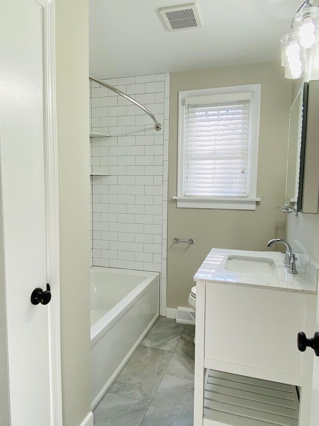 Building Photo - Beautifully Renovated 3bdrm/2.5bth Tri-Lev...