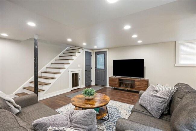 Building Photo - 2341 Elmwood Cir SE
