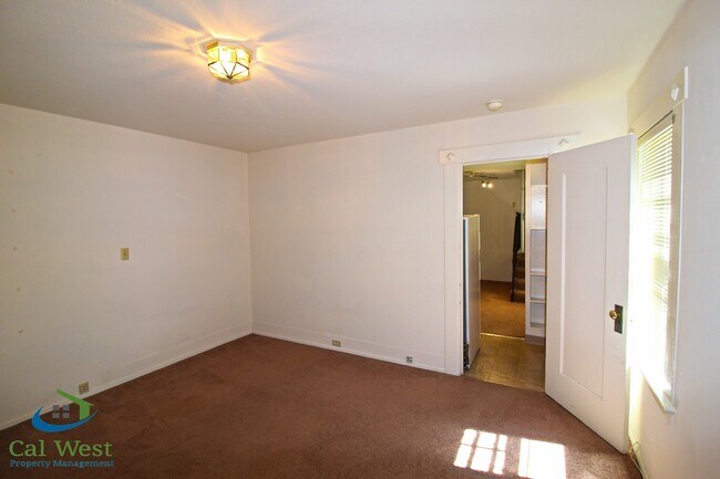 Building Photo - $2095 - Rose Garden Junior 1 Bedroom Apart...