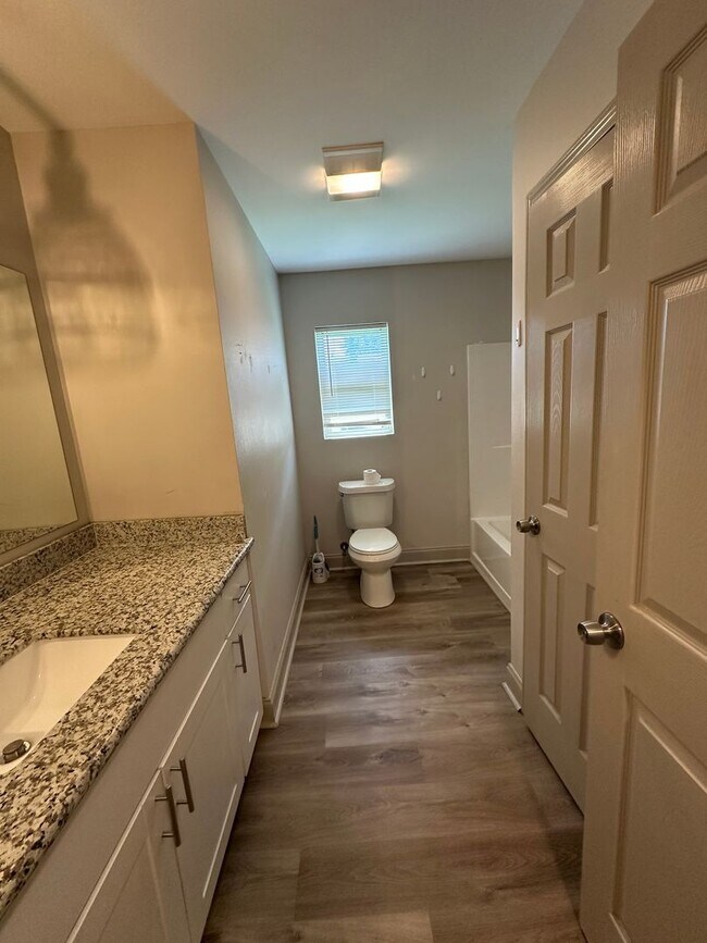 Building Photo - Like New 3 Bedroom 2 Bathroom Home