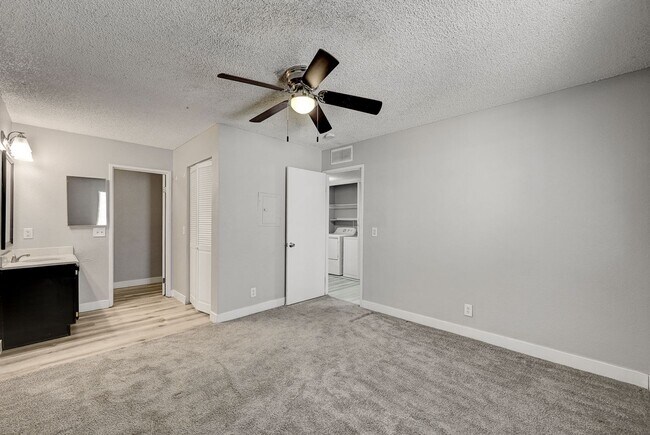 Building Photo - 1305 Kari Lee Ct