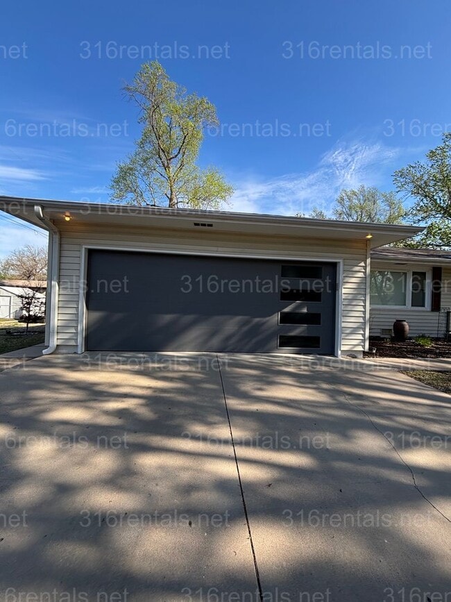 Building Photo - 3 bed 1 1/2 bath house available Now!!