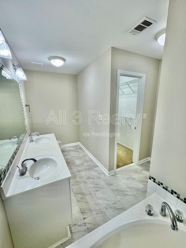 Building Photo - 436 Park Lake Dr