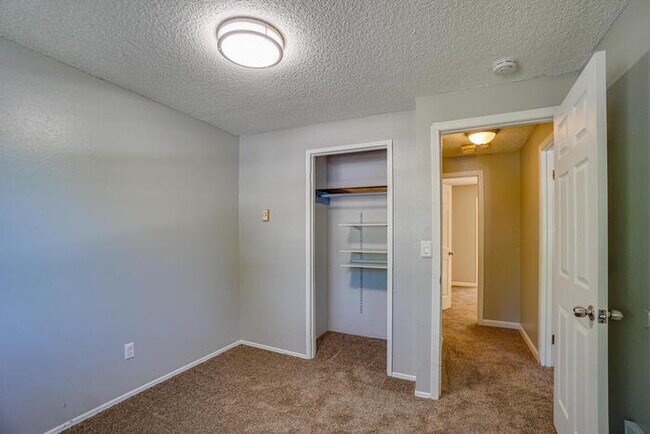 Building Photo - THREE BEDROOM NEAR LENA PARK