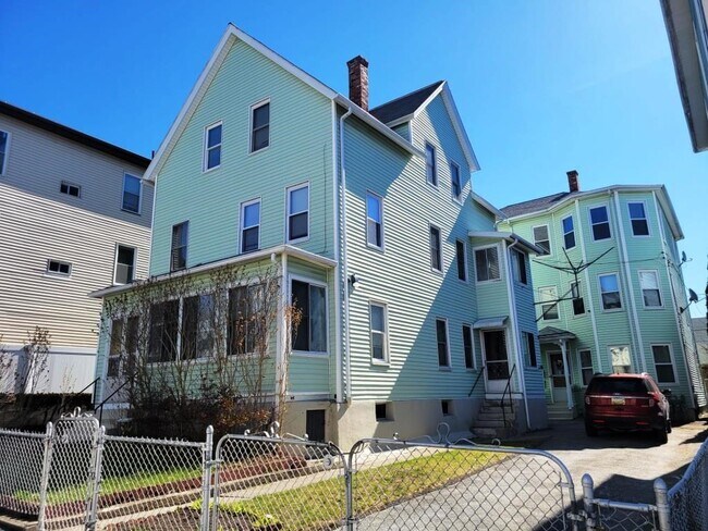 Building Photo - 73 1/2 Esther St