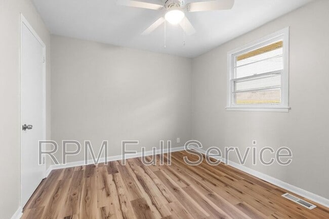 Building Photo - 895a W Sharpe Ave