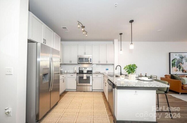 Building Photo - 425 W Trade St