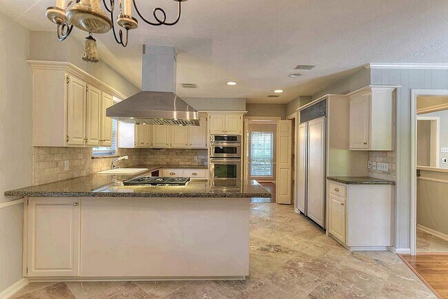 Building Photo - 14627 Carolcrest Dr