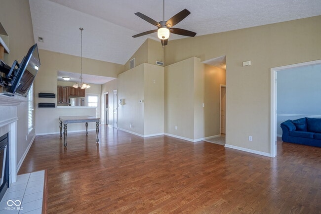 Building Photo - 952 Helston Ave