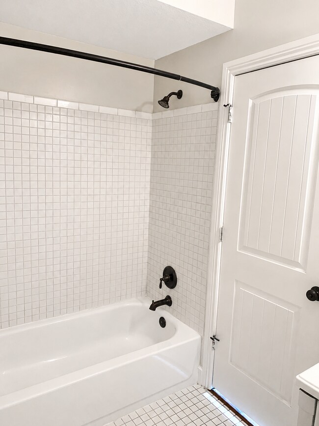 Building Photo - 557 N 400 E