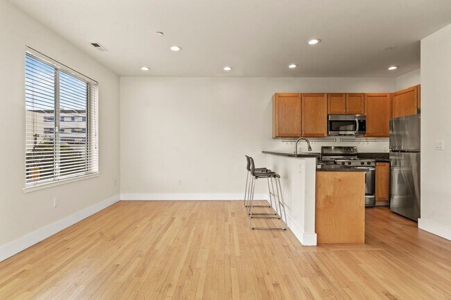 Building Photo - Lovely 2 Bed, 1.5 Bi-Level Hayes Valley Co...