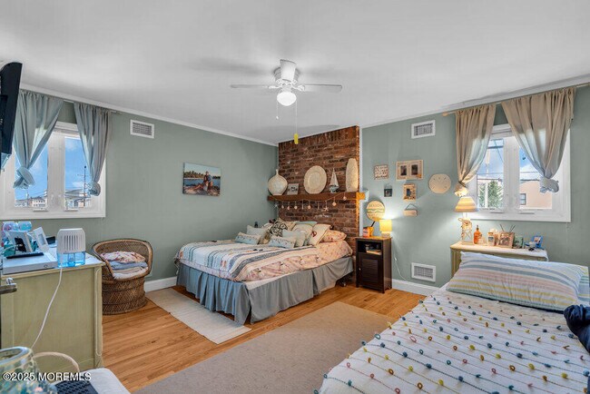 Building Photo - 102 W Colony Rd