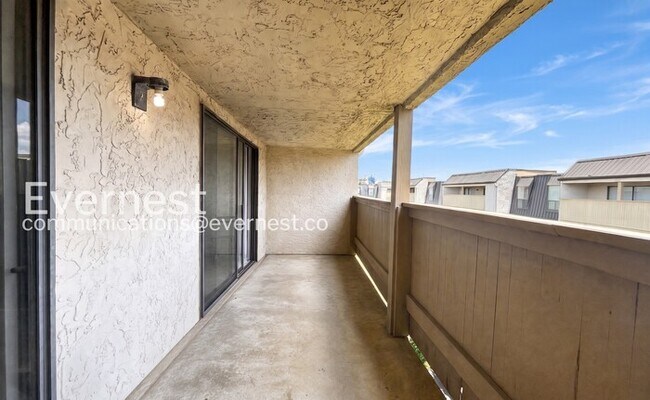 Building Photo - 2 Bed/2 Bath Condo with Modern Amenities / Available Now!